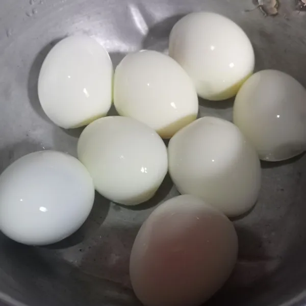 Rebus telur selama 15 menit. Tiriskan, rendam pakai air dingin selama 20 menit agar mudah dikelupas.