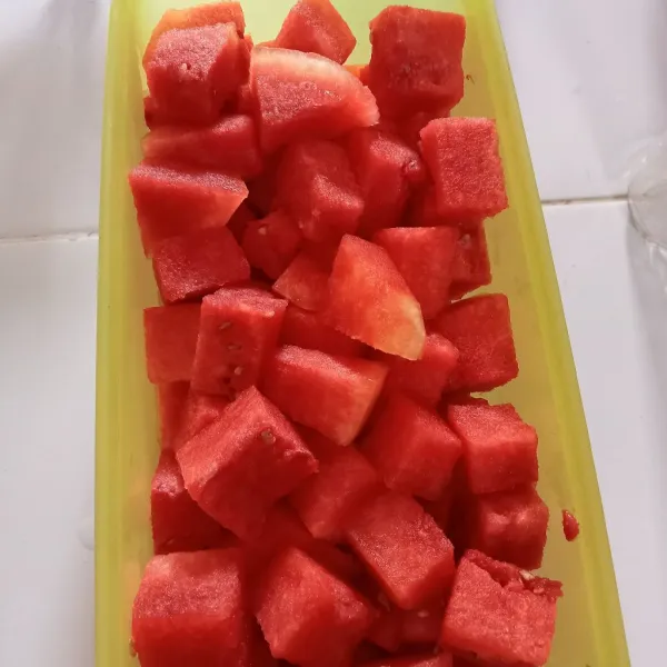 Siapkan semangka yang sudah dikupas dan potong dadu.