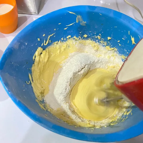 Masukkan tepung terigu yang sudah dicampur dan diayak jadi satu dengan tepung maizena. Aduk balik dengan spatula.