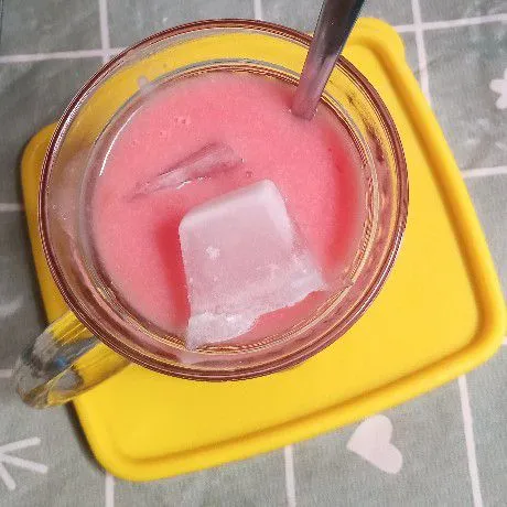 Terakhir tambahkan es batu secukupnya. Sajikan, aduk dulu sebelum diminum.
