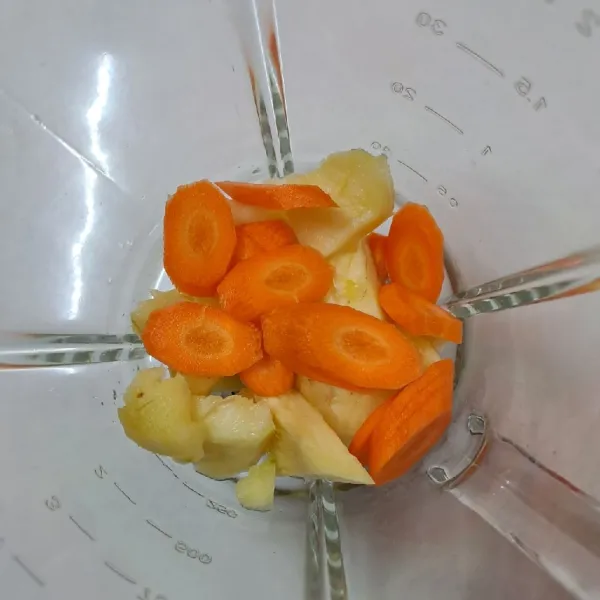 Masukkan nanas dan wortel ke dalam blender.