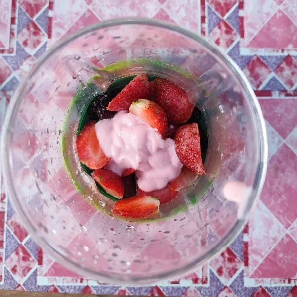 Tambahkan yogurt mix berries atau bisa ganti rasa lain.