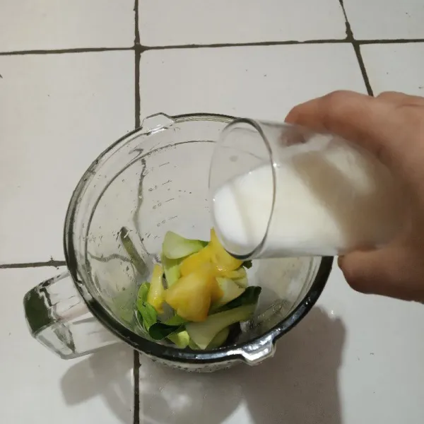 Tuang susu dan madu.