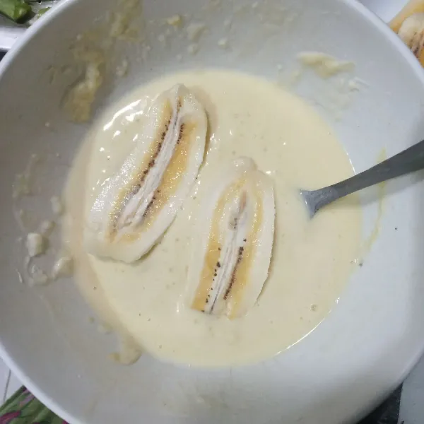 Celupkan pisang ke dalam adonan tepung.