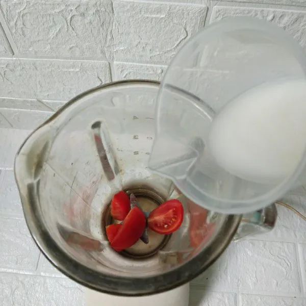 Masukan semua bahan smoothies tomat, lalu blender hingga halus.