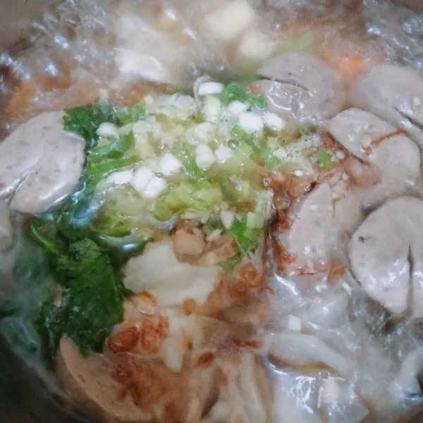 Terakhir, masukkan bakso, daun bawang, dan seledri agar sayur sopnya lebih beraroma. Dan "Sayur Sop Bakso ala Chef Nunu" sudah jadi, selamat mencoba🙌