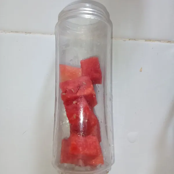Masukkan semangka ke dalam mini blender.