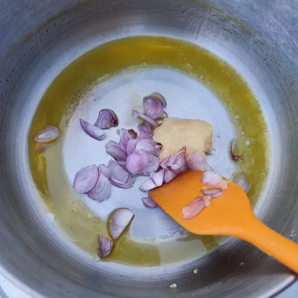 Panaskan margarin, kemudian masukkan bawang merah iris. Tumis hingga layu.