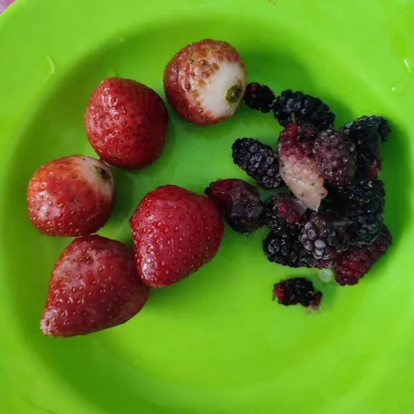 Cuci bersih buah murbey dan strawberry. Kemudian belah 2 buah strawberry.