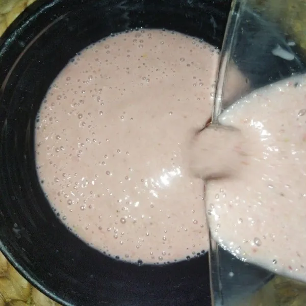Lalu tuang smoothies ke dalam mangkuk, tata topping sesuai selera.