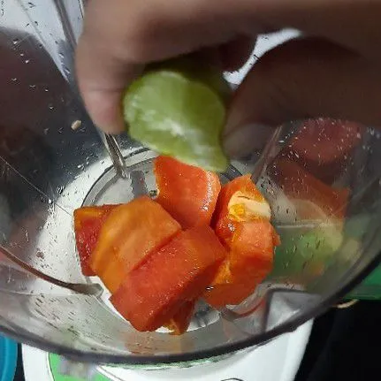 Masukkan buah ke dalam blender, tambahkan perasan jeruk nipis.