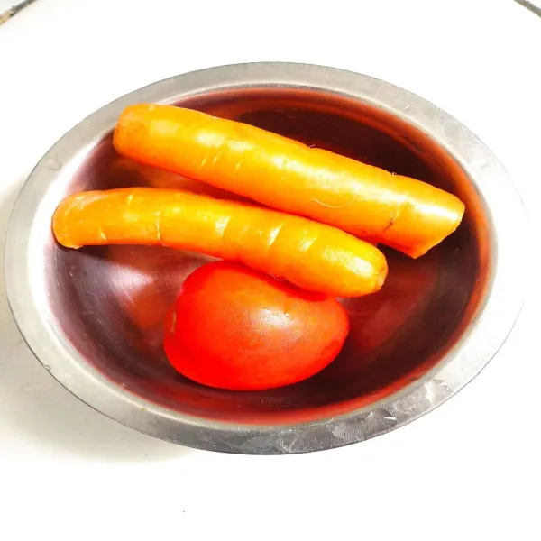 Cuci bersih tomat dan wortel.
