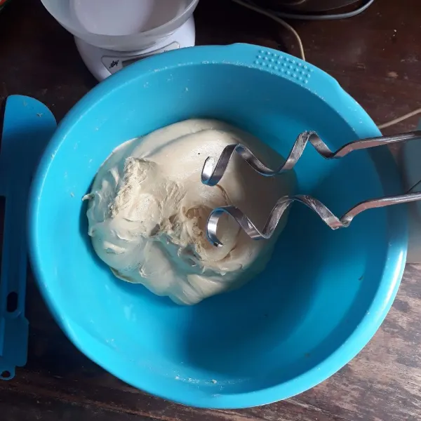 Tambahkan susu cair sedikit demi sedikit sambil diuleni hingga rata. Masukkan margarin, SP dan garam, uleni dengan mixer spiral hingga kalis (15 menit).