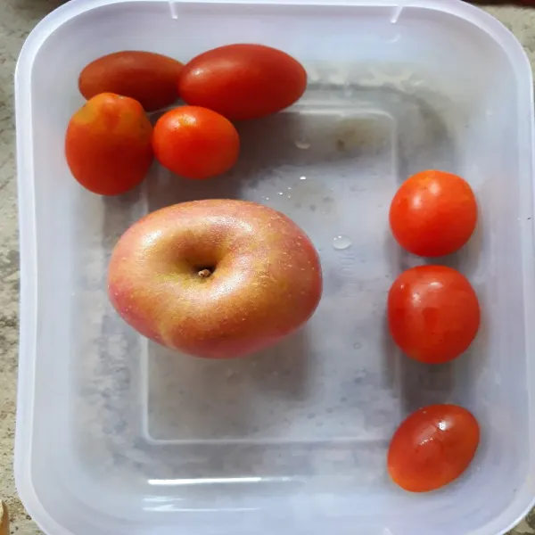 Siapkan tomat dan apel. Cuci hingga bersih.