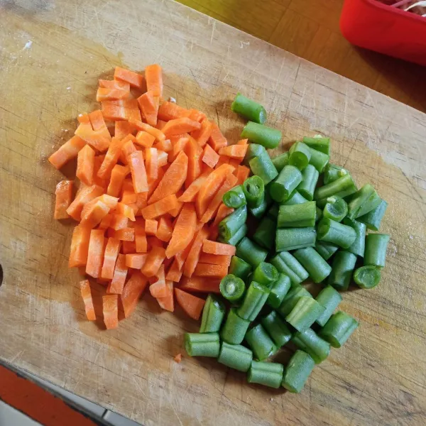 Potong semua sayur,siapkan juga bahan lain termasuk meyosi.