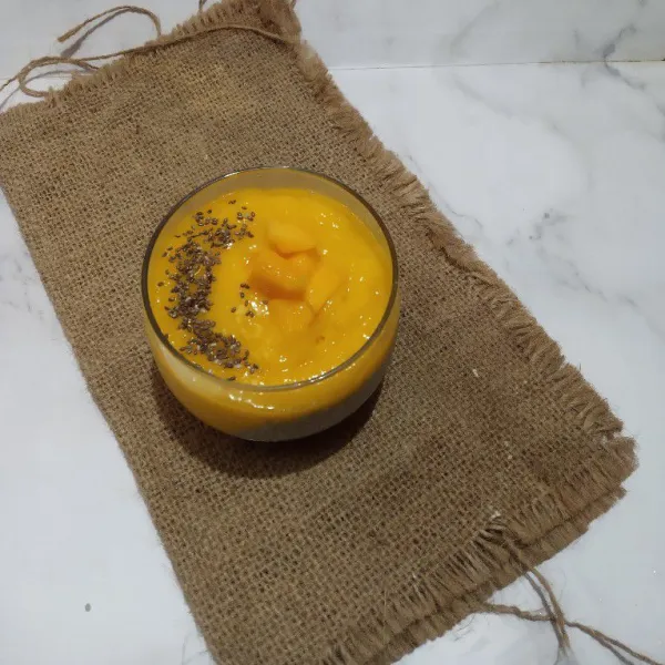 Terakhir tambahkan potongan mangga di atasnya.