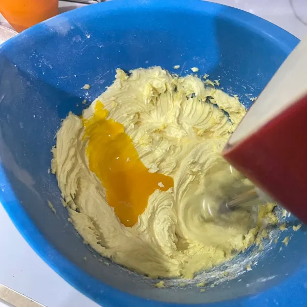 Masukkan telur satu persatu sambil terus di kocok rata. Setelah semua telur tercampur rata dengan adonan butter.