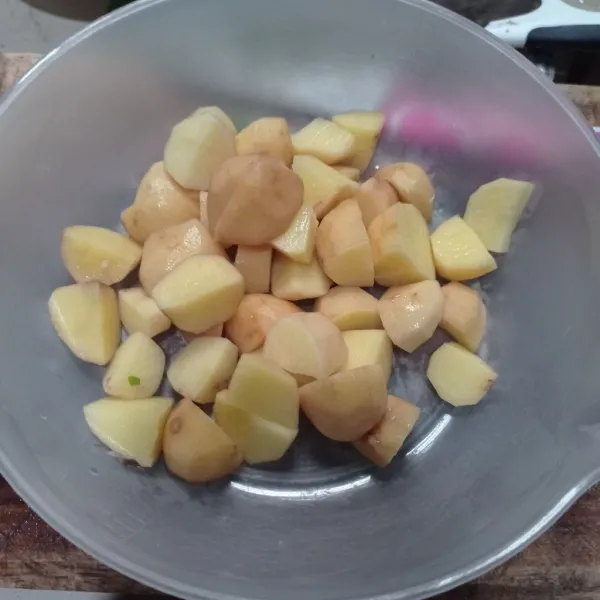Cuci bersih kentang, potong kecil kecil.
