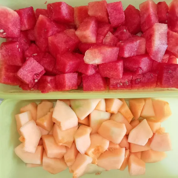 Siapkan melon dan semangka yang sudah dikupas.