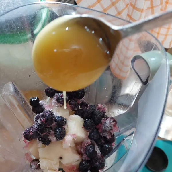 Potong sirsak beku, masukkan sirsak  bluberry dan madu ke dalam blender.