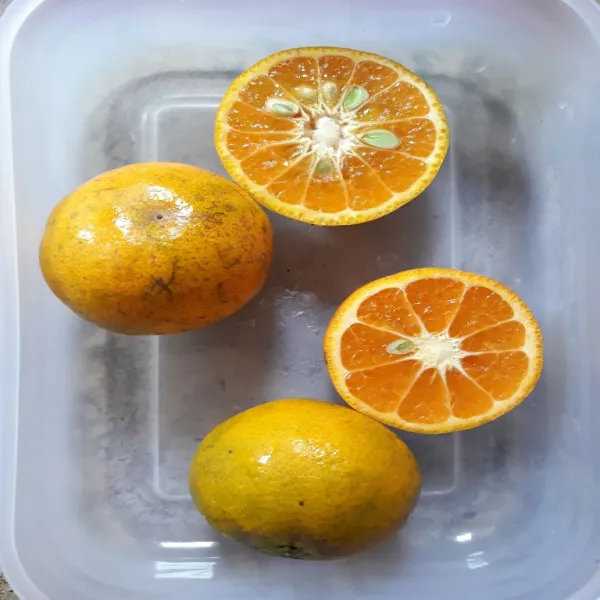 Siapkan juga jeruk. Belah 2 bagian dan peras jeruk.