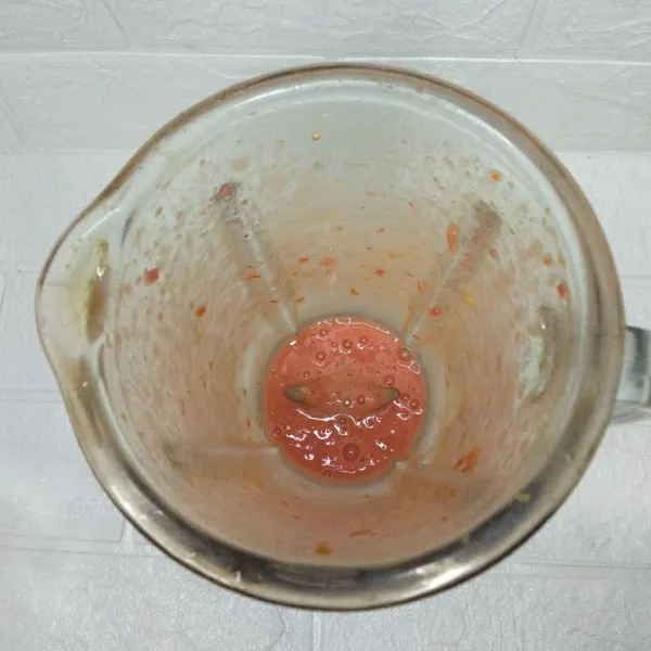 Masukan semua bahan smoothies tomat, blender hingga halus.