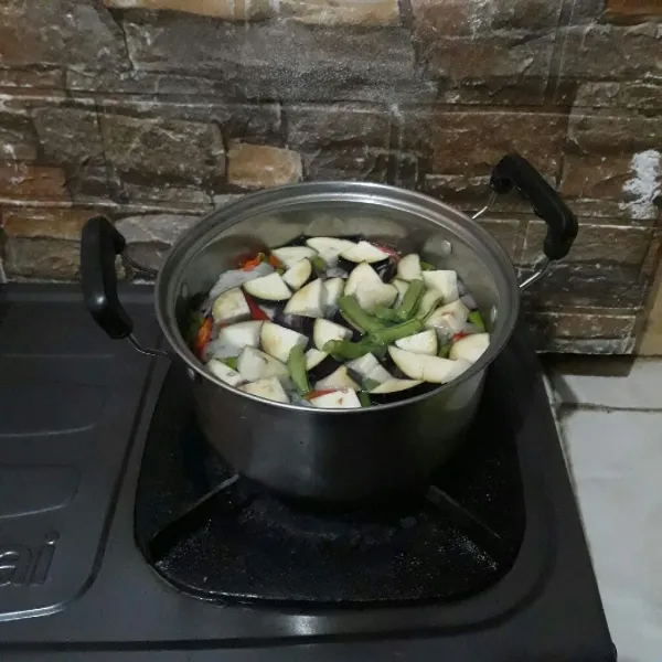 Lalu masukkan terong ungu, labu siam dan kacang panjang, masak hingga mendidih.