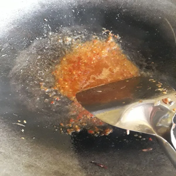 Tumis bumbu halus dan jahe geprek dengan minyak goreng panas sampai wangi.