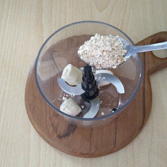 Masukkan 2 sdm oatmeal ke tabung blender.