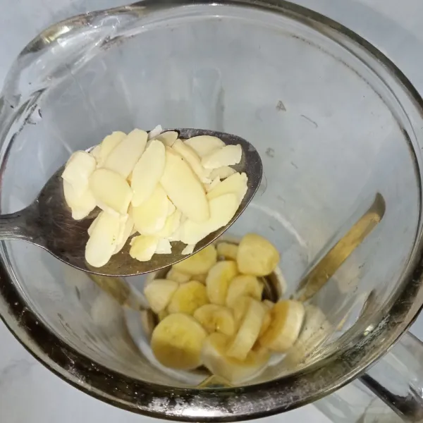 Masukkan almond sangrai.