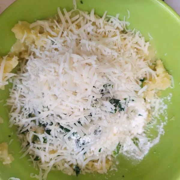 Haluskan kentang, tambahkan maizena, parsley, keju parut, lada bubuk dan kaldu jamur.