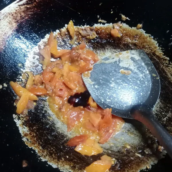 Masukkan tomat, garam, kaldu bubuk dan saus lada hitam. Aduk rata. Masak sampai tomat layu dan matang. Cek rasa.