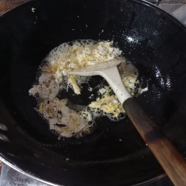 Panaskan minyak, buat telur orak arik sampai matang, angkat tiriskan.