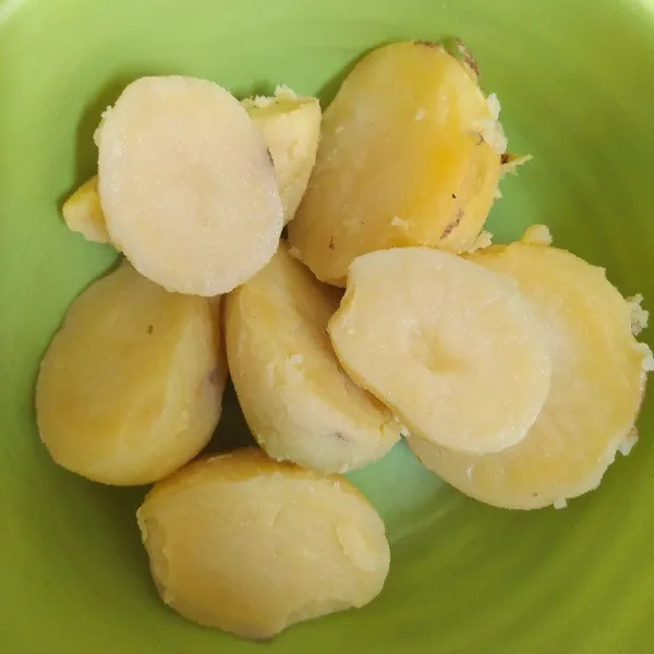Cuci bersih kentang, potong lalu kukus hingga empuk. Buang kulit kentang.