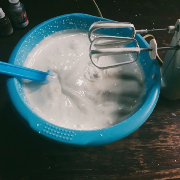 Tambahkan air dalam 3 tahap, mixer kembali hingga kental berjejak.