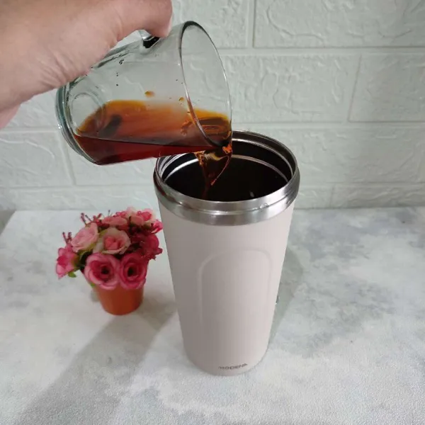 Tuang thai tea yang sudah di saring.