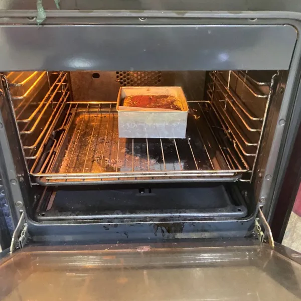 Panggang disuhu 165 derajat selama 45 menit. Angkat. Keluarkan cake dari loyang, biarkan agak hangat baru dipotong dan siap nikmati.