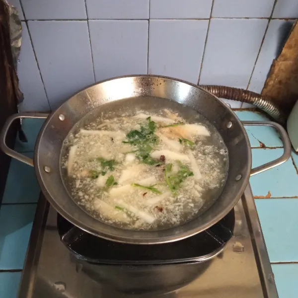 Tambahkan potongan bengkuang, masak hingga setengah empuk, lalu masukkan daun seledri dan jamur kuping.