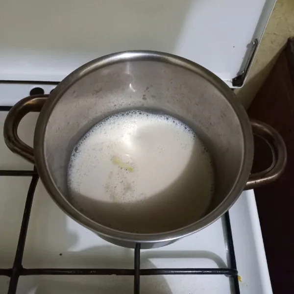 Masukkan susu cair, matikan kompor.