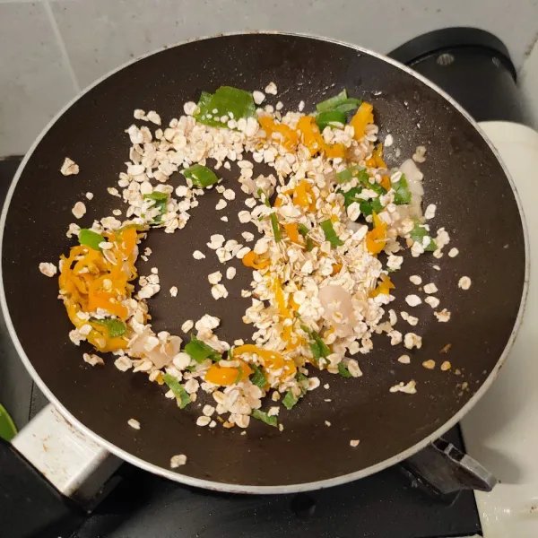 Masukkan oatmeal, cabe dan daun bawang, garam, sangrai hingga oatmeal garing dan berwarna kecokelatan.