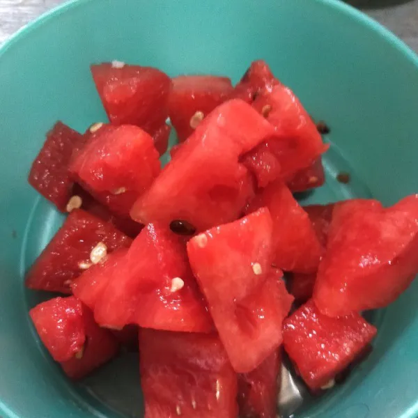 Siapkan buah semangkanya, tidak perlu di pisahkan bijinya. Karena banyak manfaat dari bijinya.