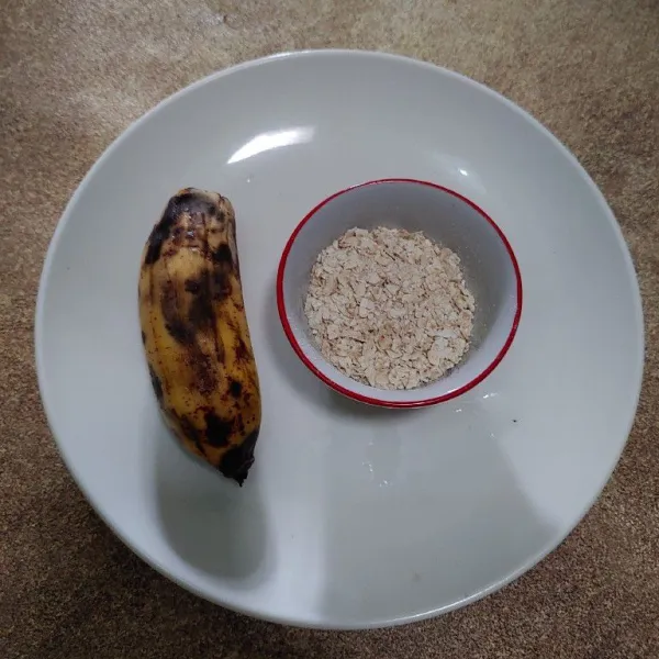 Siapkan 1 buah pisang dan oat.