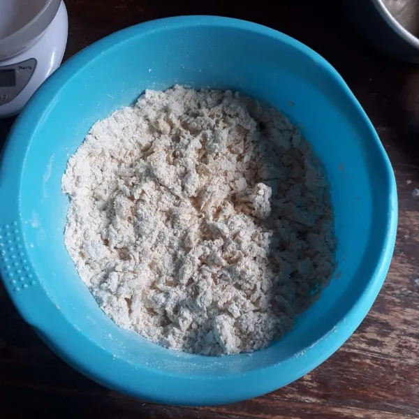 Haluskan pisang dengan garpu. Campurkan pisang, tepung terigu, gula, susu bubuk dan ragi, aduk rata.