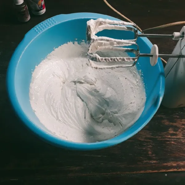 Mixer gula, telur dan sp dengan kecepatan tinggi selama 1 menit.