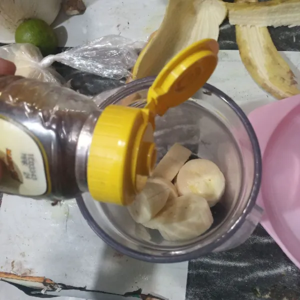 Masukkan pisang ke dalam blender lalu tambahkan madu.