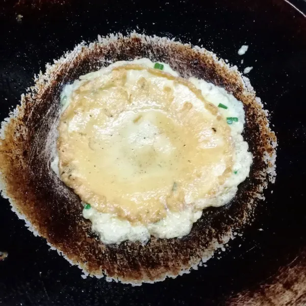 Panaskan minyak goreng secukupnya. Masukkan adonan telur. Goreng sampai kecoklatan kedua sisinya. Angkat dan sisihkan.