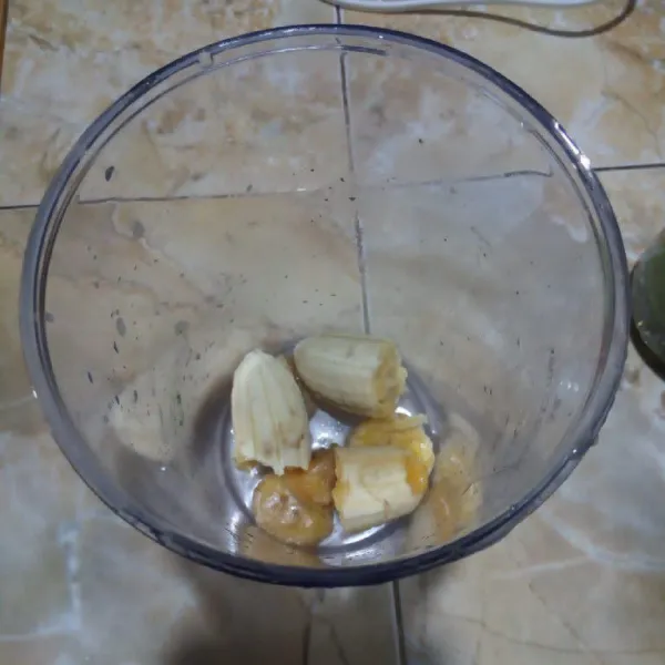 Kupas dan potong pisang sesuai selera. Masukkan ke dalam gelas blender.