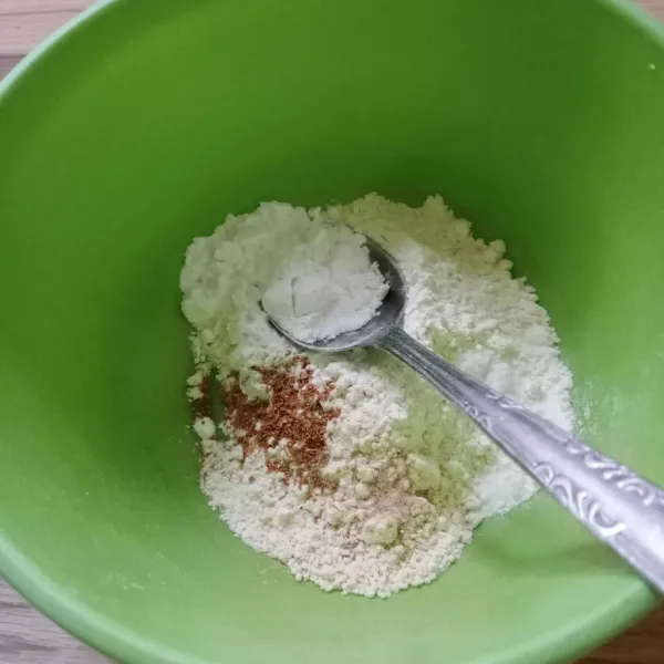 Dalam wadah masukkan tepung terigu, tepung beras, garam, kaldu jamur, bawang putih bubuk, ketumbar bubuk dan lada bubuk.