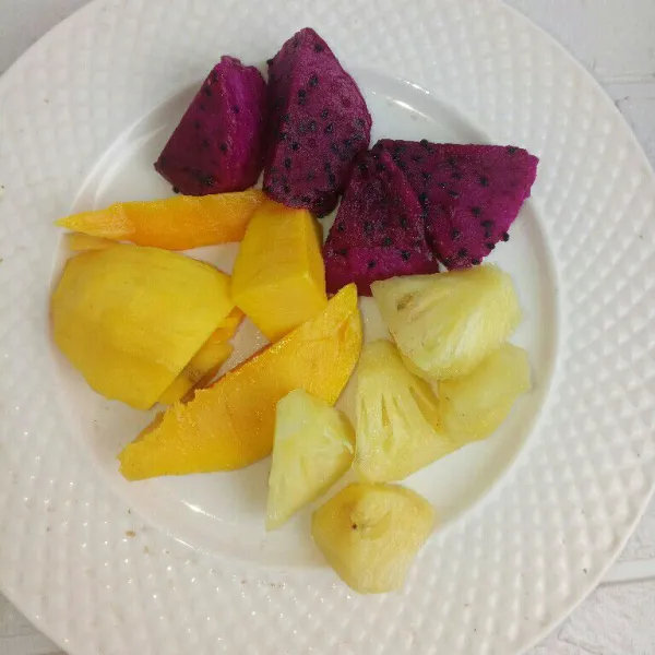 Siapkan buah naga, mangga dan nanas. Potong sesuai selera.