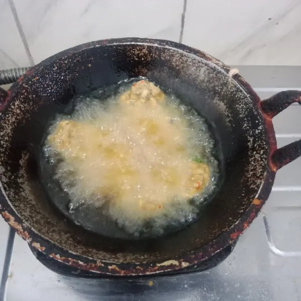 Lalu goreng di minyak panas, api sedang. Angkat bila sudah berubah warna dan tekstur adonan terlihat kering. Siap untuk disajikan.